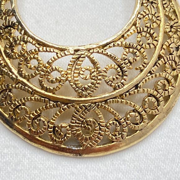 Huggie Hoop Pierced Earrings Gold Tone Filagree - Picture 5 of 8